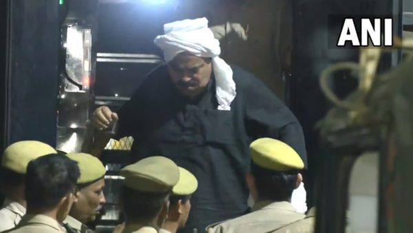 અતીફ-અશરફને લઇને ધૂમનગજ પોલીસ સ્ટેશન પહોચી પ્રયાગરાજ પોલીસ, 3 થશે પુછપરછ