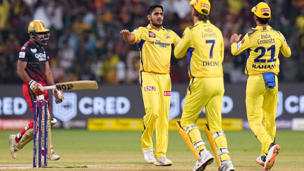 RCB vs CSK: રોમાંચક મુકાબલામાં ચેન્નઇએ આરસીબીને 8 રને હરાવ્યુ, મેદાનમાં થઇ ચોક્કા છક્કાની વરસાદ