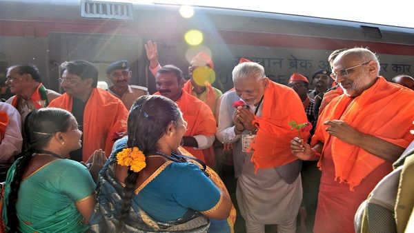 મદુરાઈથી ટ્રેનમાં વેરાવળ આવી પહોંચેલા તમિલ બાંધવોને મંત્રીઓએ લાગણીભેર આવકાર્યા