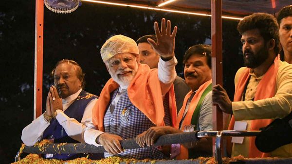 Karnataka Election : મૈસુરમાં પીએમ મોદી સામે ફોન ફેંકાયો, જાણો શું છે પુરો મામલો?