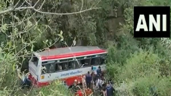 મસુરી-દેહરાદુન માર્ગ પર બસ ખીણમાં પડી, 2 લોકોના મોત
