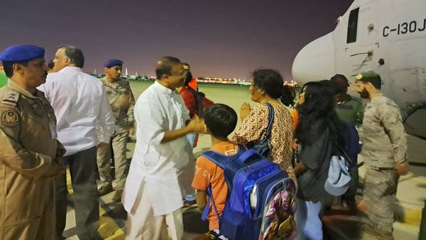 Oaperation Kaveri: સુદાનમાં ફસાયેલા 121 ભારતીયોની 8 બેચ પહોચી જેદ્દા