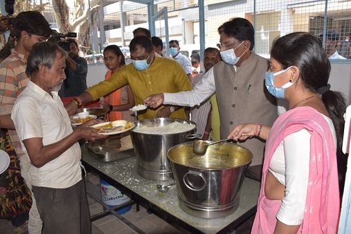ગાંધીનગર સિવિલ હોસ્પિટલમાં આરોગ્યમંત્રીએ દર્દીઓના સ્વજનોને ભોજન પીરસ્યુ