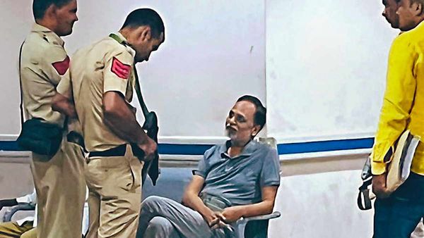 Delhi: તિહાડ જેલના વૉશરુમમાં બેભાન થયા સત્યેન્દ્ર જૈન, ડીડીયુ હૉસ્પિટલમાં કરાયા ભરતી