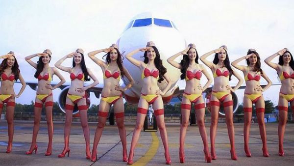 ક્યાક નગ્ન યાત્રી તો ક્યાંક બિકીની એર હોસ્ટેસ, આ છે દુુનિયાની વિચિત્ર એરલાઈન