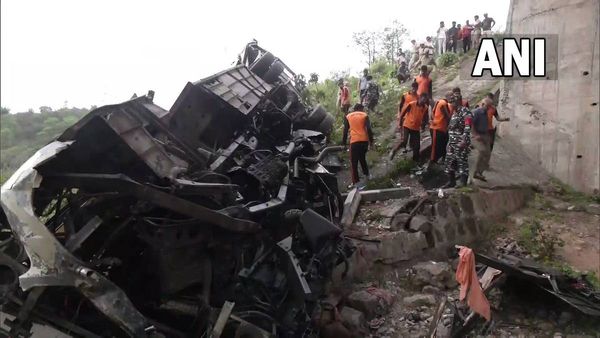જમ્મુ-કાશ્મીર હાઇવે પર યાત્રીઓથી ભરેલી બસ ખાઇમાં પડતા 7 લોકોના મૌત, 20 ઇજાગ્રસ્ત