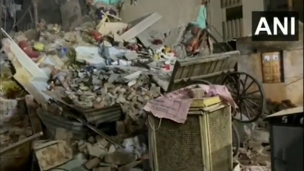Ahmedabad Building Collapse : અમદાવાદમાં ધરાશાયી થઇ ત્રણમાળની બિલ્ડિંગ, 26 લોકોનો બચાવ