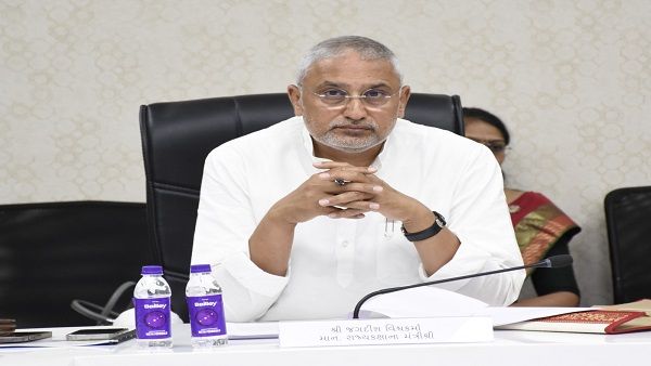 રાજ્યમંત્રી જગદીશ વિશ્વકર્માના અધ્યક્ષ સ્થાને સંસદસભ્યઓ તથા ધારાસભ્યોની સ્થાયી પરામર્શ સમિતિની બેઠક યોજાઈ