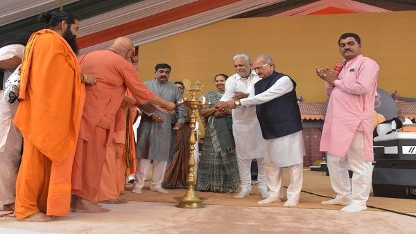 પુજ્ય મોરારી બાપુ દ્વારા રામકથાનો પ્રારંબ, કેન્દ્રીય મંત્રીઓ રહ્યા ઉપસ્થિત