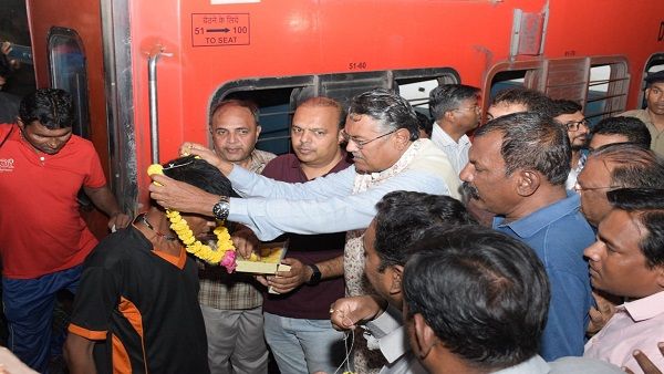 પાકિસ્તાનની જેલમાંથી મુક્ત થયેલા ૧૮૪ ગુજરાતી માછીમારોની વતનવાપસી