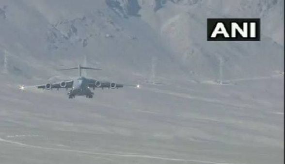 વાયુસેનાનું C-17 ગ્લોબમાસ્ટર વિમાન લેહ એરપોર્ટ પર રન વેમાં ફસાયુ, તમામ ફ્લાઈટો રદ્દ