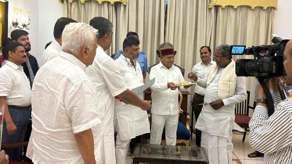 Karnataka : સિદ્ધારમૈયા અને ડીકે શિવકુમારે રાજ્યપાલ સાથે મુલાકાત કરીને સરકાર બનાવવા દાવો કર્યો