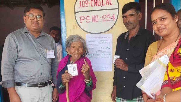 Karnataka Election : 106 વર્ષના દાદીએ આપ્યો વોટ, લોકો બોલ્યા અમ્માએ તો દિલ જીતી લીધું