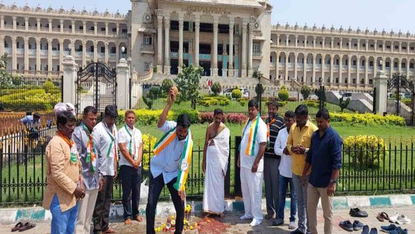 કોંગ્રેસ કાર્યકર્તાઓ ગૌમૂત્ર છાંટીને વિધાનસભાને પવિત્ર કરી, જુઓ વીડિયો