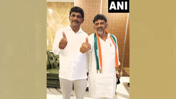 Karnataka Result 2023 : ડીકે શિવકુમાર સાથે ઉજવણી કરતા જોવા મળી રહેલા આ વ્યક્તિ કોણ છે?