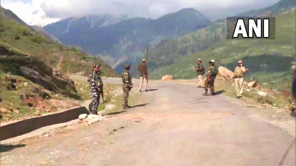 કાશ્મીરના રાજૌરીમાં બ્લાસ્ટ થતા સેનાના 5 જવાન શહીદ, ઈન્ટરનેટ સેવા બંધ કરાઈ