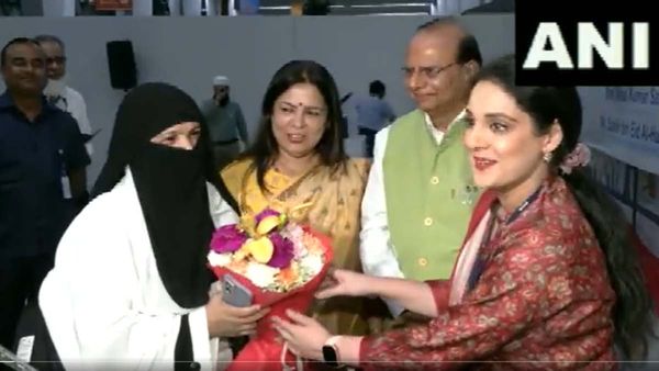 Haj 2023 પર રવાના થયા 381 યાત્રિયોનો પહેલો જત્થો, Mah=hram વગર પહેલી વાર 4314 મહિલા