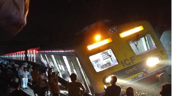 પશ્ચિમ બંગાળમાં લોકલ ટ્રેન પાટા પરથી ઉતરી, ઘટના સ્થળે અધિકારીઓ દોડી આવ્યા