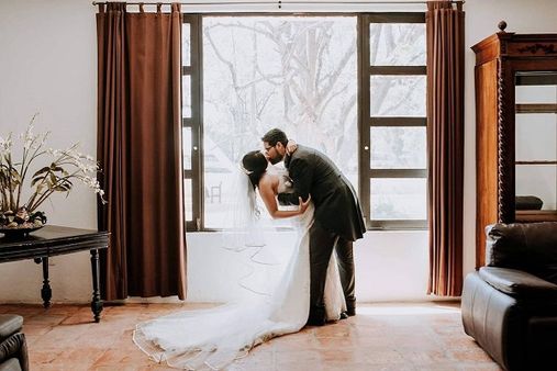 અહીં લગ્નમાં આવેલા તમામ છોકરાઓને દુલ્હનને કિસ કરવાનો મોકો મળે છે, કારણ પણ છે જોરદાર