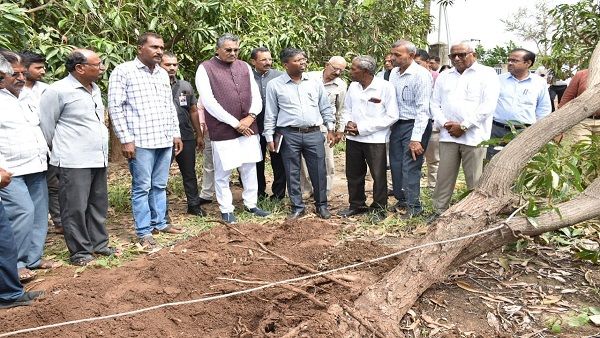 કૃષિમંત્રી રાઘવજીભાઈ પટેલે બિપરજોય ચક્રવાતથી અસરગ્રસ્ત કચ્છના તાલુકાઓમાં ખેડૂતોની મુલાકાત લઈને નુકસાનીનો તાગ મ