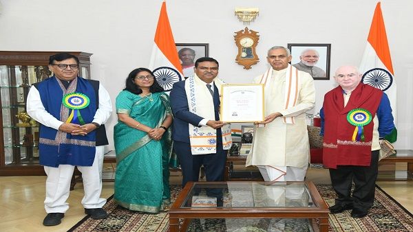 કામધેનુ યુનિવર્સિટી દ્વારા NDDBના ચેરમેન મિનેશ શાહને ડૉક્ટર ઑફ સાયન્સની માનદ પદવી એનાયત