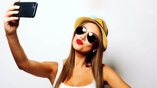 સેલ્ફી પાછળ કેમ પાગલ થઈ રહ્યા છે લોકો? જાણો શું કહે છે જાણકારો?