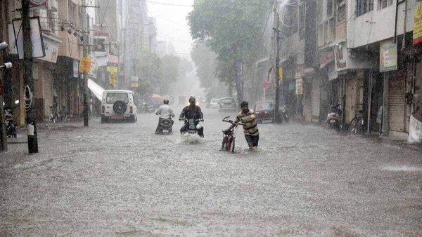 Cyclone Biparjoy: વાવાઝોડાના પગલે અનરાધાર વરસાદ, આજે પણ અતિ ભારે વરસાદની આગાહી, બનાસકાંઠામાં રેડ એલર્ટ