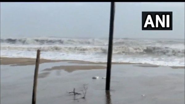 Cyclone Biparjoy: વાવાઝોડુ બિપરજોય જખૌથી માત્ર 180 કિમી દૂર, દરિયામાં ઘુઘવાટા સાથે તોફાન શરુ