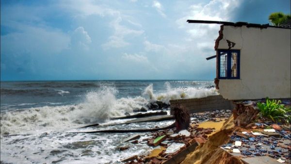 Cyclone Biparjoy: ગુજરાતમાં વાવાઝોડા બિપરજોયે કેવી રીતે સર્જી તારાજી, જુઓ આ 5 ખતરનાક Video
