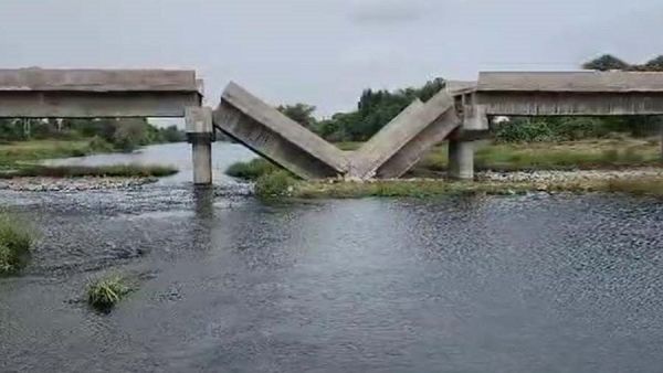 તાપી જિલ્લાનો મીંઢોળા નદી પરનો બ્રીજ તુટી પડતા જવાબદારો સામે શિક્ષાત્મક કાર્યવાહીના આદેશ કરાયા