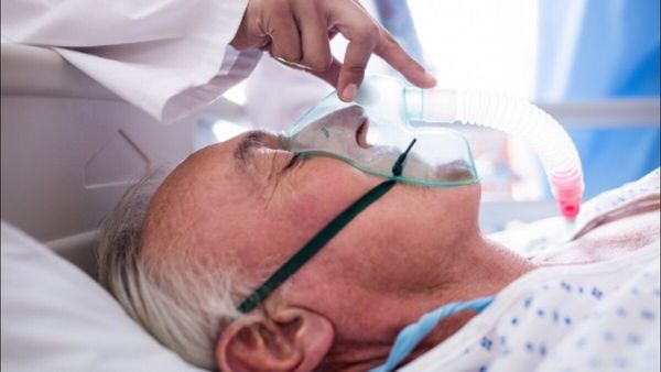 મરતા પહેલા કેમ બબડે છે લોકો, શરીરમાં શું થાય છે ફેરફાર, નર્સે ખોલ્યો રાઝ