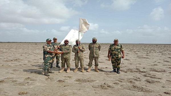 ઈદ ઉલ ઝુહા (બકરી ઈદ) નિમિત્તે BSF ગુજરાતે પાકિસ્તાની રેન્જર્સ અને મરીનના જવાનો સાથે મીઠાઈની આપ-લે કરી