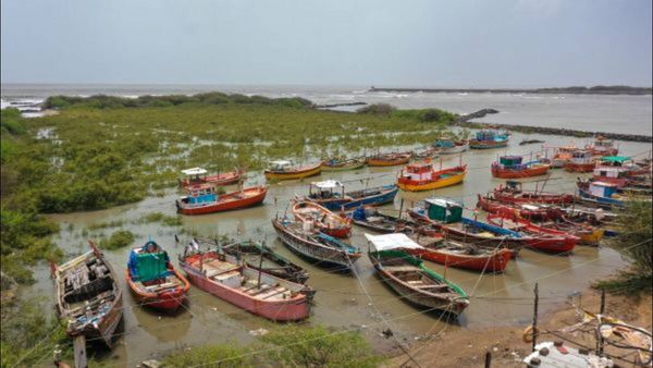 Cyclone Biparjoy: ભારત પછી પાકિસ્તાનના તટીય વિસ્તારો સાથે ટકરાયુ ચક્રવાતી તોફાન, જાણો કેવી છે સ્થિતિ