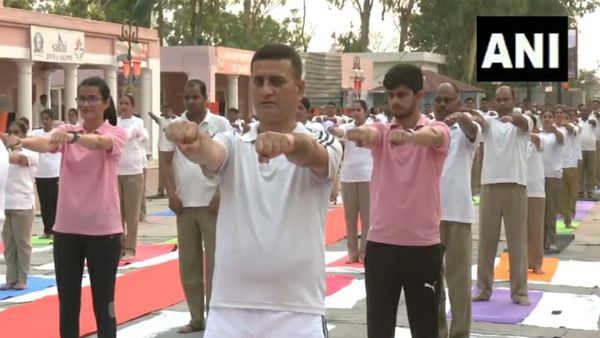 International Yoga Day 2023: બીએસએફના અધિકારીઓ અને જવાનોએ જમ્મુમાં કર્યા યોગ