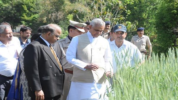 રાજ્યની કૃષિ યુનિવર્સિટીઓના કુલપતિઓ, સંશોધકો અને વિસ્તરકો સાથે રાજ્યપાલની સમીક્ષા બેઠક