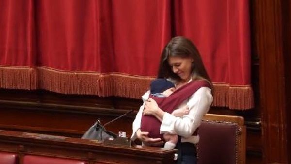 Italian Lawmaker Breastfeeding:સાંસદે બાળકને પાર્લામેન્ટમાં કરાવ્યું બેસ્ટ ફીડિગ, આવુ કરનાર પહેલા મહિલા