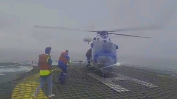 બિપરજોય વાવાઝોડા વચ્ચે ભારતીય નેવીએ ચલાવ્યુ રેસક્યુ અભિયાન, વીડિયોમાં દેખાણો ફિલ્મી અંદાજ