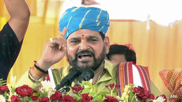 Wrestlers Protest: પોલીસની સુરક્ષા સાથે બ્રિજભુષણ સિંહના ઘરે પહોંચી સાક્ષી મલિક