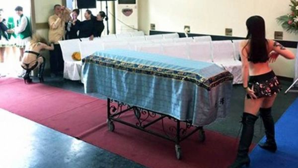 અહીં અંતિમ સંસ્કારમાં ડાન્સરોને બોલાવીને ઉજવણી કરાય છે, જાણો ક્યાં જોવા મળે છે આ પરંપરા?