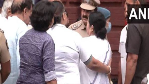 હેલિકોપ્ટરના ઈમરજન્સી લેન્ડિંગમાં મમતા બેનર્જી ઘાયલ, જાણો કેવી છે હાલત?