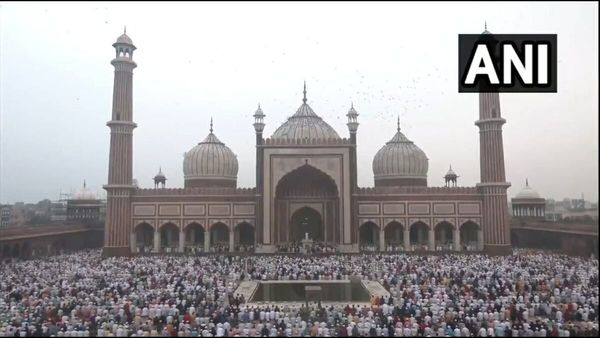 Bakrid 2023: દેશમાં હર્ષોલ્લાસ સાથે બકરી ઈદની ઉજવણી, જામા મસ્જિદમાં લોકોએ અદા કરી નમાઝ, જુઓ Video