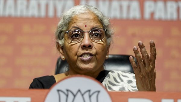 '6 મુસ્લિમ દેશો પર કરી હતી બોમ્બારી'. નિર્મલા સીતારમણે બરાક ઓબામા પર સાધ્યુ નિશાન