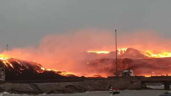 વાવાઝોડા વચ્ચે ઓખામાં કોલસાના ઢગલામાં આગ, લાખો ટન કોલસો બળીને ખાક થયો