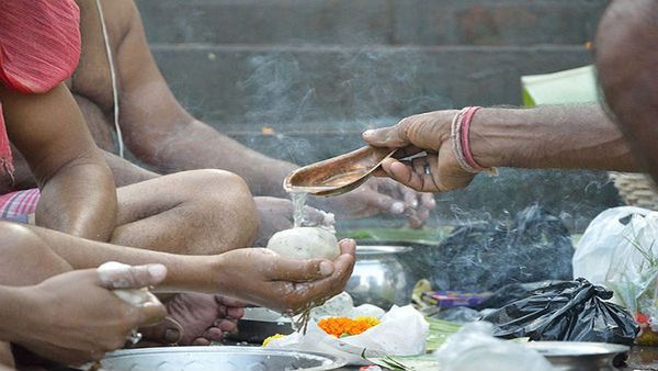 Pitru Dosh Tips : પિતૃ દોષ નિવારણ માટે કરો આ ઉપાય, ઘરમાં રહેશે ખુશીઓનો માહોલ