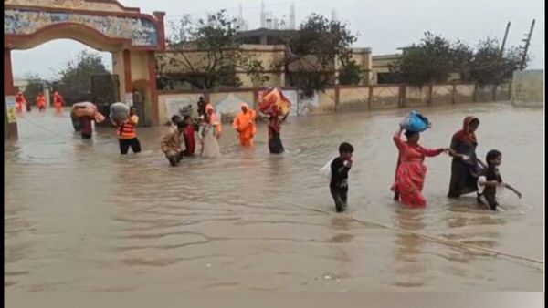ચક્રવાત બિપરજોય Live updates: અમિત શાહે પ્રભાવિત ક્ષેત્રોનુ કર્યુ હવાઈ નિરીક્ષણ, મુખ્યમંત્રી પણ જોડાયા