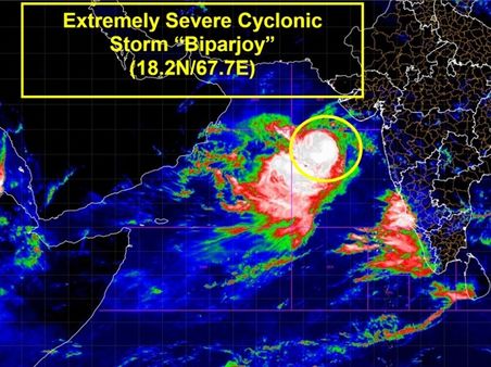 વાવાઝોડા દરમિયાન દરિયાકાંઠે લગાવાતા સિગ્નલનો અર્થ શું થાય છે? 1 થી 12 નંબરના સિગ્નલને વિગતે સમજો
