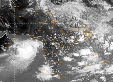 Cyclone Biparjoy : કંડલા બંદર પર 10 નંબરનું સિગ્નલ લગાવાયુ, કાંઠા વિસ્તારોમાંથી લોકોનું સ્થળાંતર શરૂ