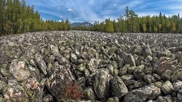 દુનિયાની આ એકમાત્ર નદીમાં પાણી નહીં પણ પથ્થરો વહે છે, જાણો ક્યાં આવેલી છે આ રહસ્યમયી સ્ટોન રિવર