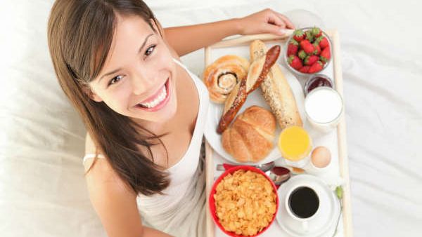 તમને પણ બેડ પર ખાવાની આદત છે? સાવધાન થઈ જાવ નહીં તો…