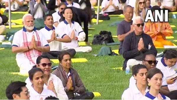 UN હેડક્વાટરમાં 135 દેશના પ્રતિનિધિઓએ એક સાથે યોગ કરીને વર્લ્ડ રેકોર્ડ બનાવ્યો